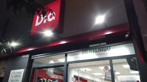 Dia-Supermarkt,-Berühmter-Convenience-Store,-Schild-Mit-Roten-Buchstaben-In-Buenos-Aires,-Argentinien,-Stadtdesign-Mit-Lebensmitteln-Und-Wahrzeichen-Bei-Nacht