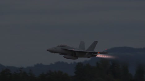 F18-Super-Hornet-Vorbeiflug-Mit-Vollem-Nachbrenner-Gegen-Sonnenuntergang-Himmel-Spur