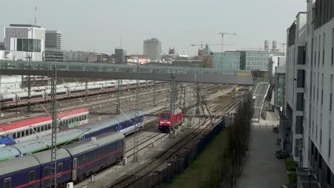 Weite-Aufnahme-Des-Hauptbahnhofs-In-München,-Brücke-Und-Frauenkirche-Im-Hintergrund