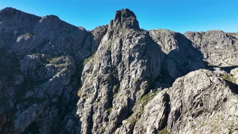 Jagged-Cântaros-rock-formations-of-Serra-da-Estrela-in-Portugal,-aerial