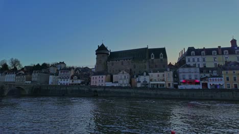 Motionlapse-Der-Burg-Laval-Und-Des-Flusses-Mayenne,-Frankreich