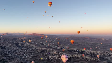 Herrliche-Aussicht-Auf-Heißluftballons,-Die-Im-Morgensonnenaufgang-Mit-Einem-Magischen-Himmel-Fliegen