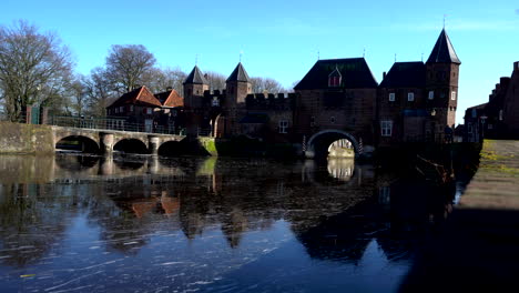 Centro-Histórico-De-La-Ciudad-Medieval-Con-Gente-Caminando-Y-En-Bicicleta-A-Lo-Largo-Del-Histórico-Puerto-Terrestre-Y-Acuático-Koppelpoort-En-Amersfoort