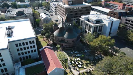 Una-Toma-Circular-De-Un-Dron-De-La-Iglesia-Circular-En-El-Centro-De-Charleston