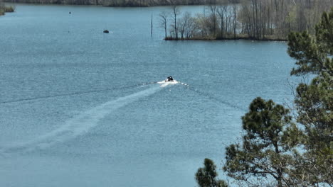 Paseos-En-Bote-Por-Las-Tranquilas-Aguas-Del-Lago-Glenn-Springs-Con-Un-Frondoso-Bosque-En-Ennessee,-Estados-Unidos