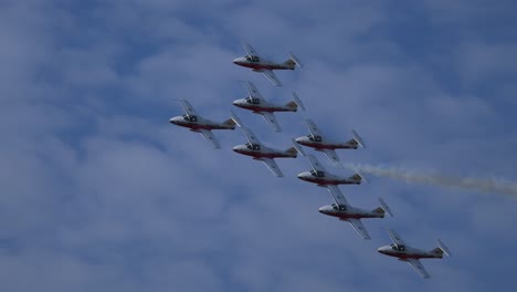 Enge-Formation-Von-Düsenflugzeugen-Im-Vorbeiflug-Auf-Der-Flugschaustrecke