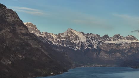 Los-Picos-Nevados-De-Las-Montañas-Churfirsten-Se-Elevan-Sobre-El-Lago-Walensee