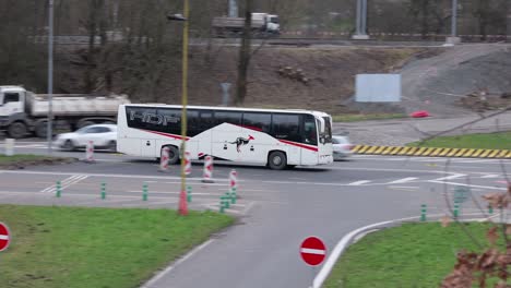 Reisebus-Renault-Iliade-TE-Der-Transportfirma-HDF,-Schwenkaufnahme