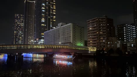 Nachtbootfahrt-Durch-Japanisches-Stadtbild-Von-Yokohama,-Hohe-Gebäude-In-Der-Innenstadt-Von-Japan,-Reiseziel-Wasserkanal-Im-Ookagawa-Fluss
