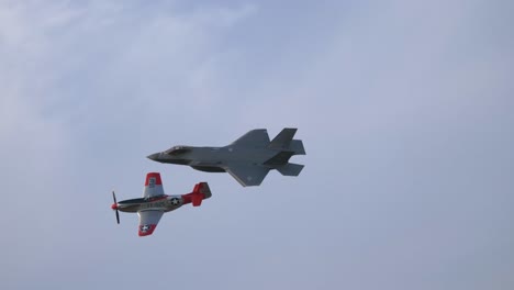 Lockheed-Martin-F35-Lightning-II-Fliegt-In-Formation-Mit-P51-Mustang