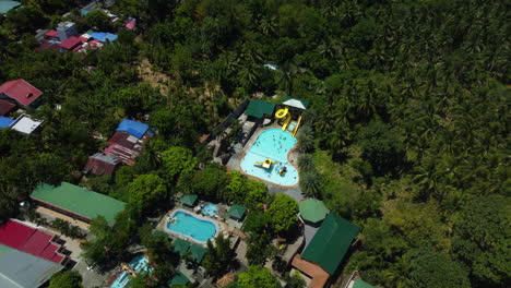 Luftaufnahme-Eines-Wasserpark-Resorts-In-Der-Sonnigen-Provinz-Laguna,-Philippinen