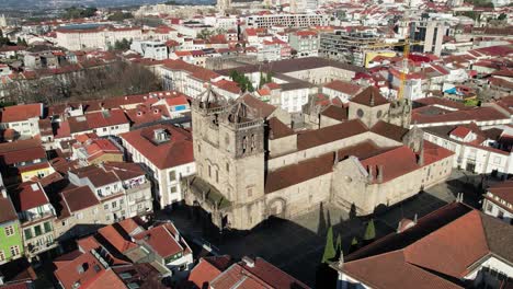 Fliegen-Sie-über-Das-Stadtzentrum-Von-Braga,-Portugal-04