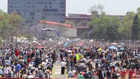 Viele-Menschen-Versammelten-Sich-In-Der-Ciudad-Universitaria-In-Mexiko,-Um-Die-Sonnenfinsternis-Im-April-2024-Zu-Sehen