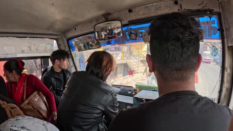 Interior-Viajando-En-Autobús-Nepalés.