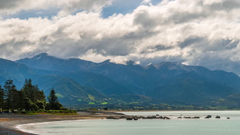 Mirando-Desde-Kaikoura,-Nueva-Zelanda-A-Lo-Largo-De-La-Playa-Hasta-Las-Montañas---Lapso-De-Tiempo