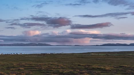 Graue-Wolken,-Die-Von-Der-Untergehenden-Sonne-über-Dem-Vardo-Fjord-Und-Der-Herbsttundra-Rosa-Beleuchtet-Werden