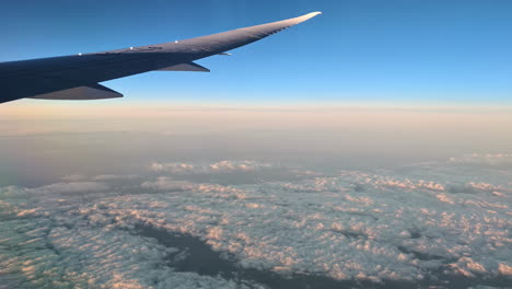 Vista-Panorámica-Desde-La-Ventana-Del-Avión-Volador-Sobre-Las-Nubes
