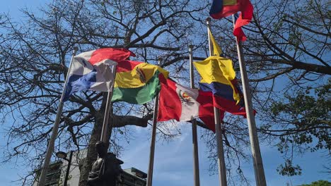 Cali,-Kolumbien,-Wehende-Fahnen-über-Der-Simon-Bolivar-Skulptur-Im-Innenstadtpark-An-Einem-Sonnigen-Tag