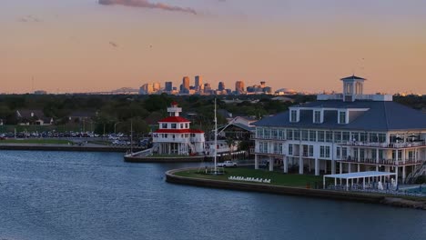 Sonnenuntergang-über-New-Orleans-In-Der-Nähe-Des-Lake-Pontchartrain