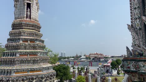 Hermoso-Templo-Wat-Arun-A-Orillas-Del-Río-En-Bangkok