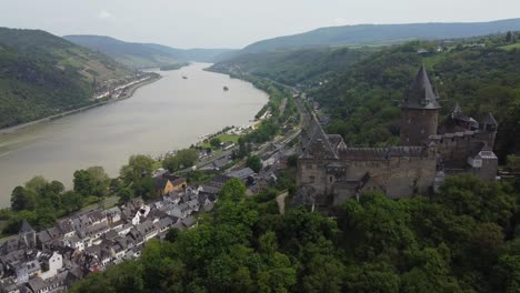 Burg-Stahleck-Auf-Einem-Hügel-Mit-Blick-Auf-Das-Rheintal,-Statische-Antenne