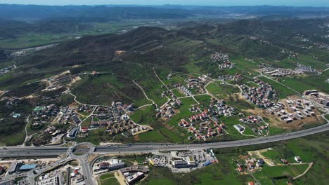 Wohnsiedlungen-Am-Stadtrand-Der-Hauptstadt,-Neben-Der-Autobahn,-Eingebettet-In-Die-Hügel-Albaniens