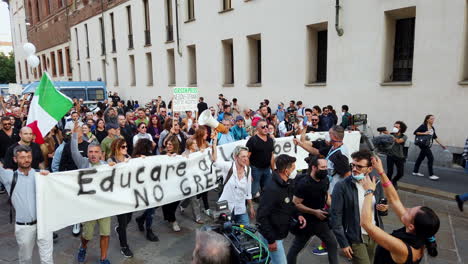Milán,-Italia---2-De-Octubre-De-2021---Personas-Sosteniendo-Pancartas-En-Una-Manifestación-Contra-El-Pase-Verde-Y-La-Vacunación-Forzada-Contra-El-Covid-En-Italia-19