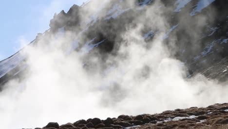 Eine-Dampfwolke,-Die-Durch-Geothermische-Aktivität-Aufsteigt