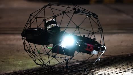 Drone-De-Inspección-Interior-De-Diseño-único-Con-Protección-De-Jaula-Que-Enciende-Una-Luz-Brillante
