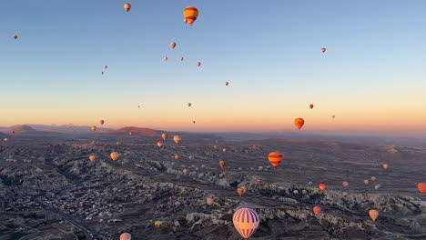 Bunte-Heißluftballons-Fliegen-Morgens-Unter-Dem-Magischen-Himmel-In-Der-Luft