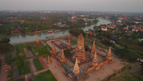 Impresionante-Templo-Wat-Chaiwatthanaram-Junto-Al-Río-En-Ayutthaya.-Aéreo