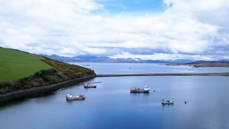 Un-Dron-De-4k-Que-Barre-La-Toma-Izquierda-Del-Puerto-De-Ardgroom,-Cork,-Irlanda