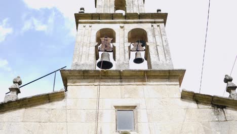 Glockenturm-Der-Kirche-Santa-Cruz-De-Prado,-Vilar-De-Barrio,-Ourense,-Galicien,-Spanien