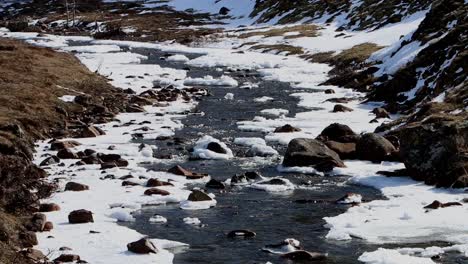 Ein-Fluss,-Der-Im-Frühen-Frühling-Durch-Eine-Schnee--Und-Eisbedeckte-Landschaft-Fließt