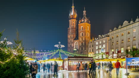 Timelapse-of-Christmas-stalls-at-night-on-the-Main-Market-Square-in-Krakow,-Poland---slow-movement,-zoom-in