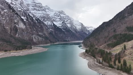 Das-Alpenwasser-Des-Klöntalersees-Spiegelt-Das-Glärnischmassiv,-Schweizer-Alpen-Aus-Der-Luft