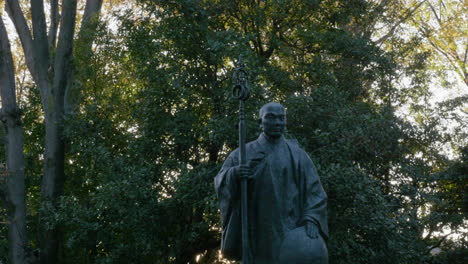 Japanische-Statue-Des-Gründers-Des-Tempels