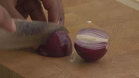 cutting-the-purple-onions-in-4-parts