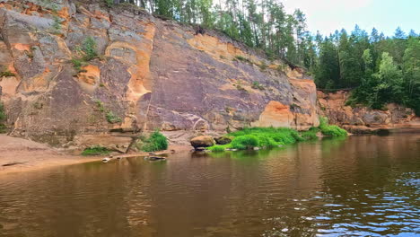 Paisaje-Panorámico-Suelo-Rojo-Marrón-Río-Erglu-Klintis-Acantilado-Parque-Nacional-Gauja-Letón-Entorno-Natural-De-Letonia,-Lugar-De-Senderismo-Europeo