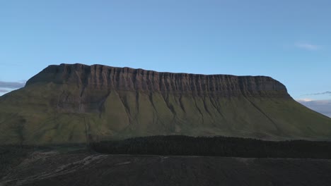 Atemberaubende-Goldene-Stunde-Am-Benbulbin-Mountain---Co