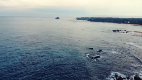 Drone-Volando-Sobre-El-Agua-Azul-Del-Océano-De-La-Costa-De-Sri-Lanka-Al-Amanecer