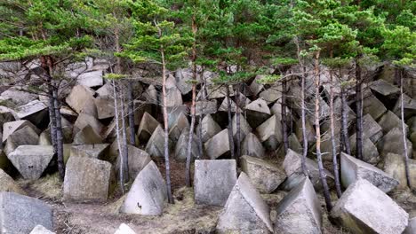 Nahaufnahme-Drohne-Fliegen-Graue-Betonsteine-Für-Den-Bau-Am-Staudamm-Fluss-Wald-Luftaufnahme-Grüne-Bäume,-Industrie