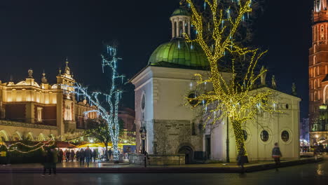 Timelapse-De-La-Concurrida-Plaza-Principal-Del-Mercado-Con-Los-Principales-Monumentos-De-Cracovia,-Polonia---Acercar-A-La-Sala-De-Telas