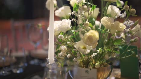 Ein-Tisch-Mit-Einer-Kerze-Und-Blumen-Darauf
