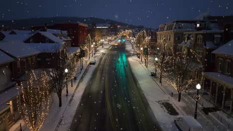 Kleine-Stadt-Mit-Weihnachtsbeleuchtung-Und-Schneegestöber-Im-Morgengrauen
