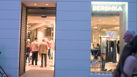 Se-Ve-A-Los-Compradores-Saliendo-De-La-Marca-De-Moda-Española-Propiedad-De-Inditex,-Bershka,-Tienda