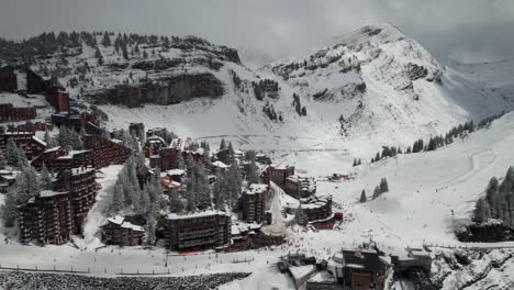Belebtes-Skigebiet-In-Den-Französischen-Alpen,-Avoriaz,-Morzine,-Frankreich
