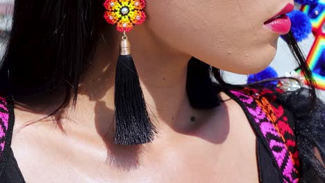 Chica-Modelando-Hermosos-Aretes-En-Forma-De-Flor-Hechos-Con-Chaquira