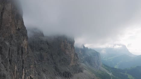 Vista-Aérea-De-La-Escarpada-Cordillera-De-Passo-Gardena-Cubierta-De-Nubes-En-Las-Montañas-Dolomitas,-Trentino,-Tirol-Del-Sur,-Italia