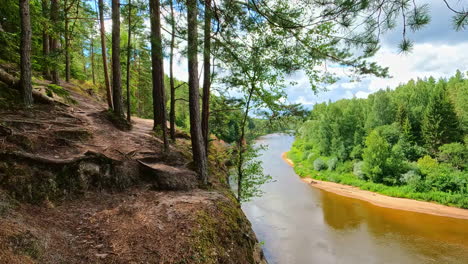 Sobre-Los-Acantilados-De-Erglu-Con-Vistas-Al-Río-Gauja-Y-Al-Parque-Nacional,-Letonia